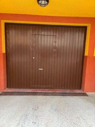 Puertas de garaje manuales de hierro.