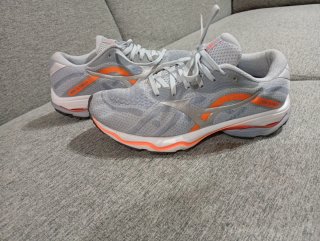 Zapatillas Mizuno 13 deportivas grises y naranjas