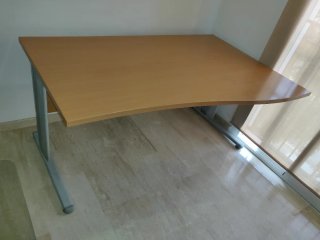 Mesa escritorio de madera y patas metálicas.