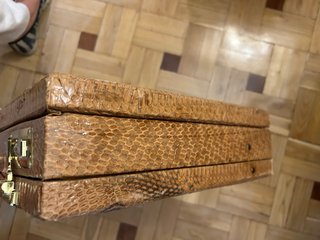 Maletín Piel Serpiente Marrón y Dorado
