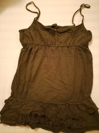 Camiseta verde militar con volantes