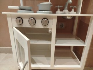 Cocinita de madera con accesorios de madera