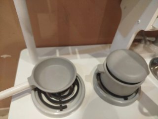 Cocinita de madera con accesorios de madera