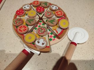 Cocinita de madera con accesorios de madera