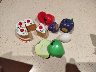 Cocinita de madera con accesorios de madera