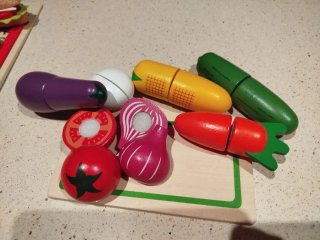 Cocinita de madera con accesorios de madera