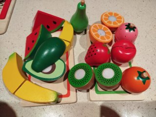 Cocinita de madera con accesorios de madera
