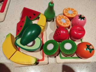 Cocinita de madera con accesorios de madera