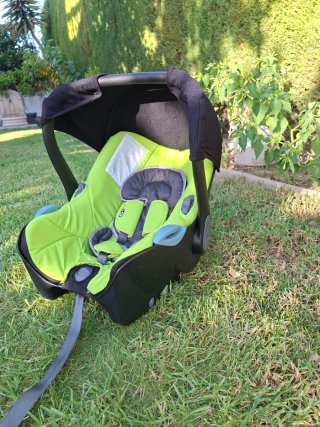 Maxi-Cosi bebé color verde y negro