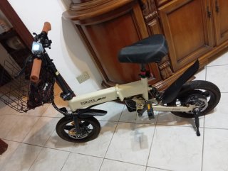 Bici elettrica Eskute pieghevole.
