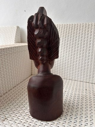 Busto artesanal mujer madera tallada