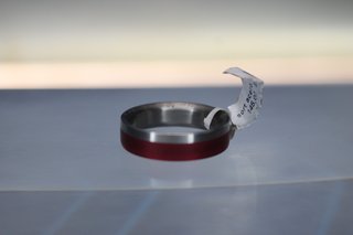 Anillo de acero bicolor: plata y rojo. 20 mm, talla 23.