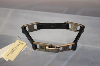 1. Pulsera de plata de ley y cuero negro Le Cadó, Roberto Torreta.