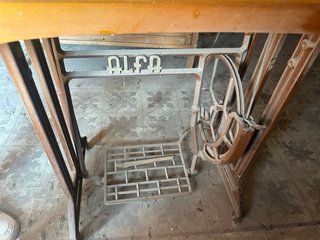 Máquina de coser Alfa antigua con mueble