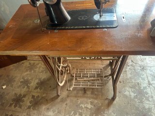 Máquina de coser Alfa antigua con mueble