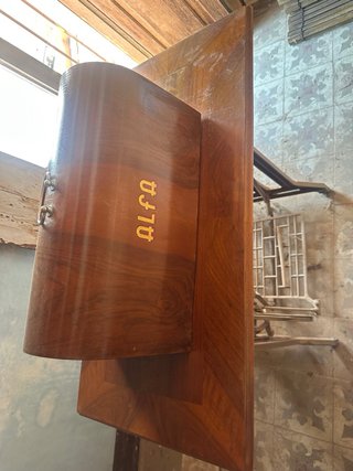 Máquina de coser Alfa antigua con mueble