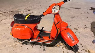 Vespa 200 Roja Scooter.