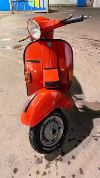 Vespa 200 Roja Scooter.