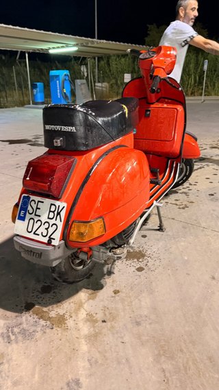 Vespa 200 Roja Scooter.
