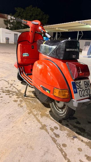 Vespa 200 Roja Scooter.