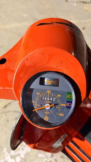 Vespa 200 Roja Scooter.