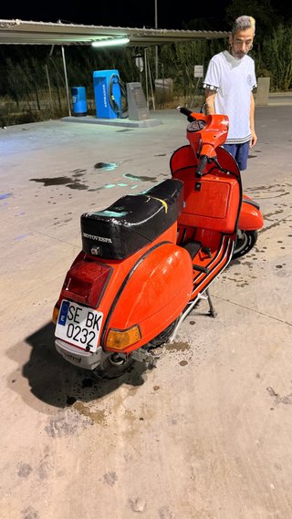 Vespa 200 Roja Scooter.