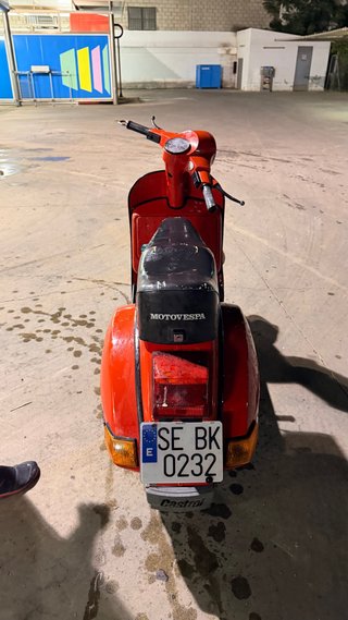 Vespa 200 Roja Scooter.