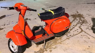 Vespa 200 Roja Scooter.