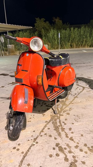Vespa 200 Roja Scooter.