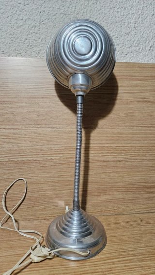 Lámpara flexo vintage de aluminio.