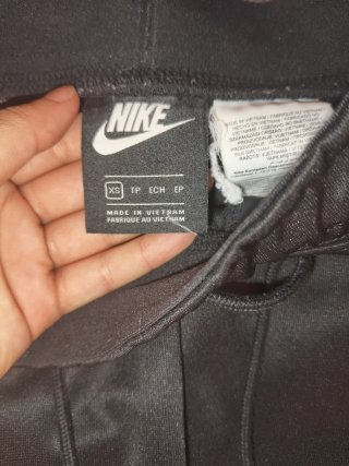 Pantalón Nike Negro con Detalles Dorados