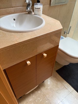 Lavabo con mueble de madera y mármol