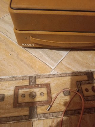Tocadiscos antiguo maleta marrón y gris
