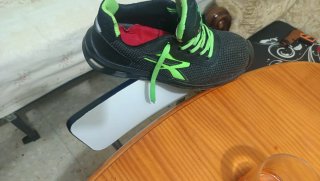 Zapatos de seguridad negros y verdes