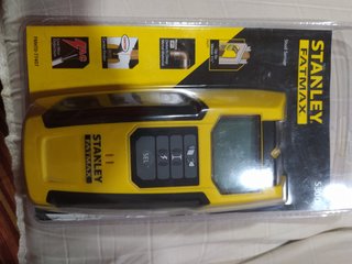 Detector de metales y cables Stanley