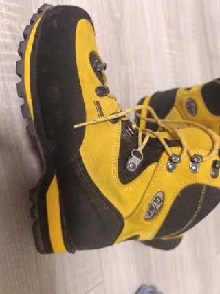 Scarponi da trekking gialli