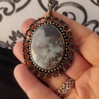 Collar con colgante ovalado