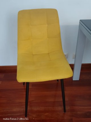 Mesa Acero y Sillas Acolchadas Amarillas