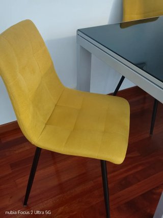 Mesa Acero y Sillas Acolchadas Amarillas