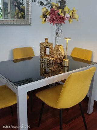 Mesa Acero y Sillas Acolchadas Amarillas