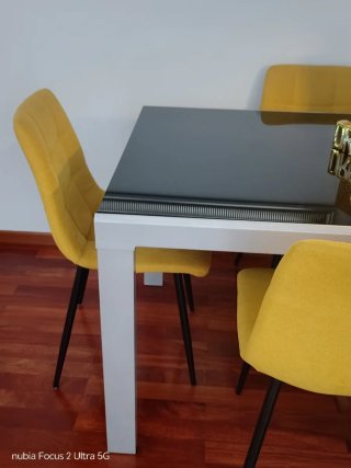 Mesa Acero y Sillas Acolchadas Amarillas