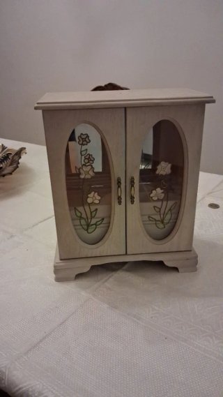 Portagioie bianco con fiori