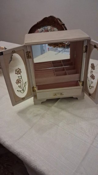 Portagioie bianco con fiori