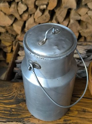 Pequeña lechera antigua de aluminio