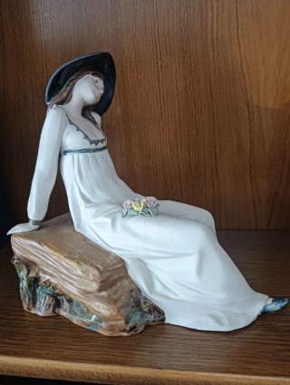 Figura de porcelana mujer con sombrero
