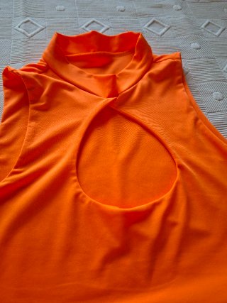Conjunto naranja crop top y falda