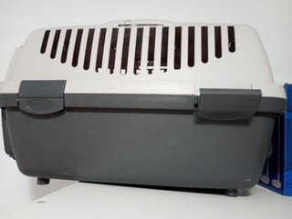 Transportín para perro gris y blanco