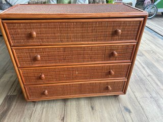 Cómoda de mimbre y madera