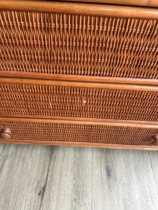 Cómoda de mimbre y madera