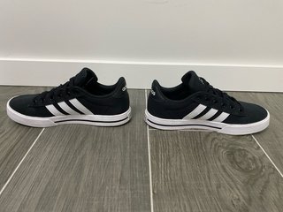 Zapatillas Adidas Negras y Blancas Talla 35